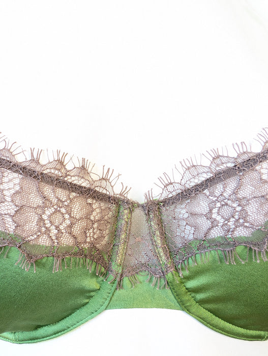 Andre Sarda Recife, a balconette bra with fine lace at a sale price. Color Parrot. Style 3305212. Front view.