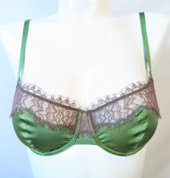 Andre Sarda Recife, a balconette bra with fine lace at a sale price. Color Parrot. Style 3305212. Front view.