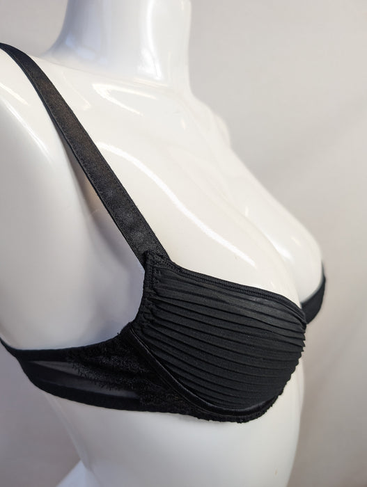 Aubade Courbes Divine, a beautiful shelf bra on sale. Color Black. Style D617. Side view.