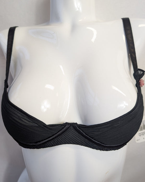 Aubade Courbes Divine, a beautiful shelf bra on sale. Color Black. Style D617. Front view.