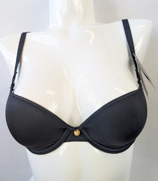 Chantelle Alhambra, a beautiful bra for small breasts. Color Black. Style 2515. Front view.