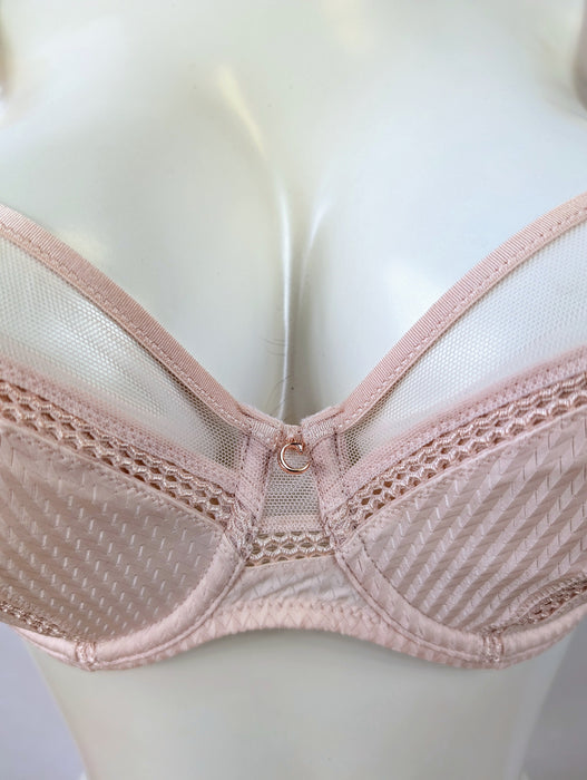 Chantelle Chic Essential, a beautiful full cup bra. Color Pink. Style 16G1. Gore view.