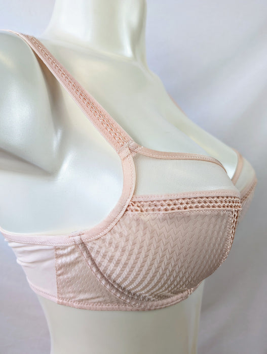 Chantelle Chic Essential, a beautiful full cup bra. Color Pink. Style 16G1. Side view.