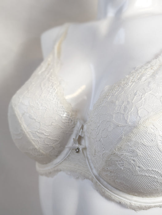 Chantelle Eternelle, a lacey demi bra. Style 3621. Color Ivory.