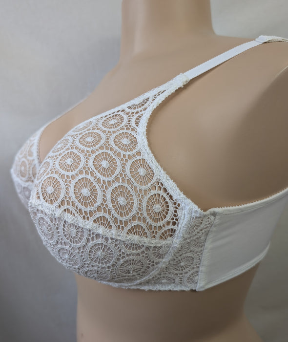 Chantelle Fete, a beautiful full cup bra on sale. Color Ivory. Style 1960. Side view.