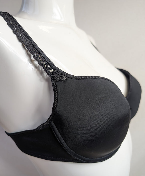 Chantelle Pyramide, a tshirt bra with great hold and shape. Color Black. Style 1465. Side view.