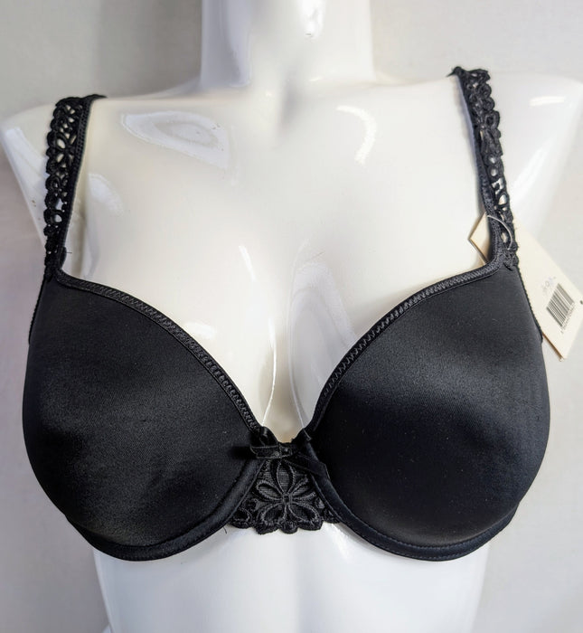 Chantelle Pyramide, a tshirt bra with great hold and shape. Color Black. Style 1465. Front view.