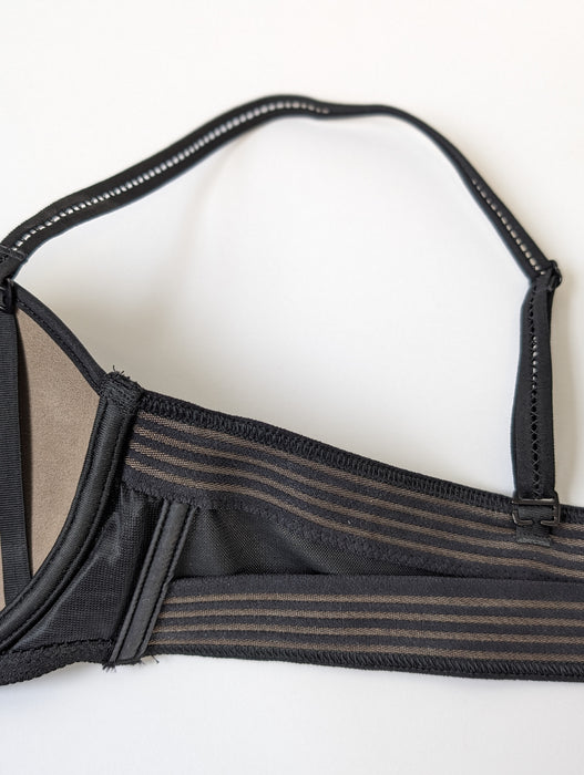 Chantelle Vous Et Moi, a versatile strapless bra. Wear it with or without straps. Color Black. Style 2136.