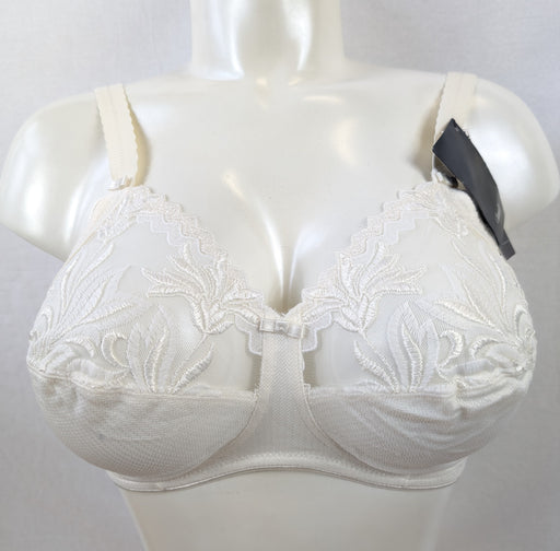 
A Chantelle bra, Amazone, a wireless bra that excels at comfort. Color Ivory. Style 2102. Front view.