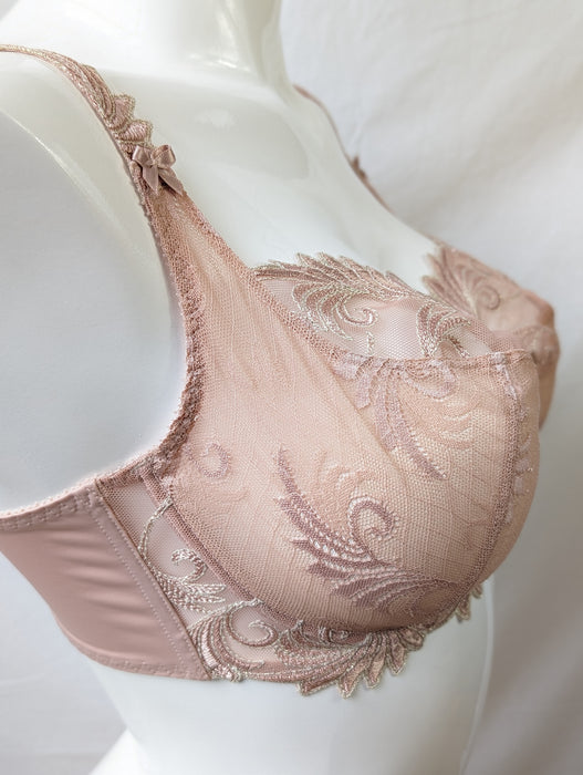 A limited edition Empreinte Thalia bra, this balconette bra is a great hard to find gem. Style 0856.. Color Irise.