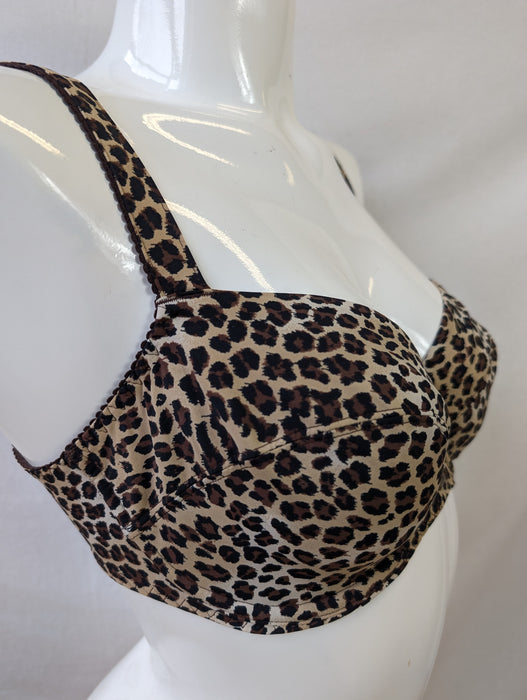 Lise Charmel, Frisson D'or, classy European lingerie at a low sale price. Color Leopard Print. Style FCA3068. Side view.