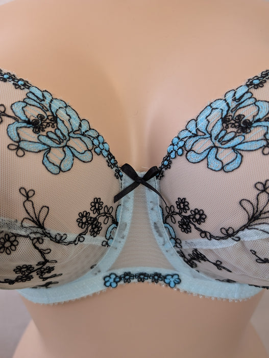 Maison Lejaby Gaby, a comfortable full cup bra. Style G20733. Color Summer Blue. Gore view.