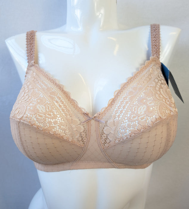 Maison Lejaby Hanae a wonderful wireless bra. Color Rose Fume. Style 51542. Front view.