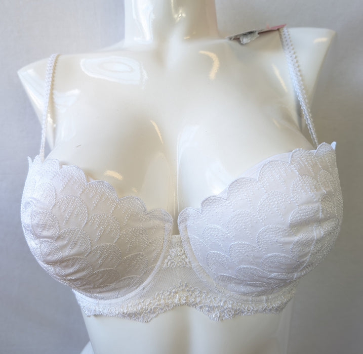 Maison Lejaby La Petite, a classic styled full cup bra. Color White. Style 08531. Front view.