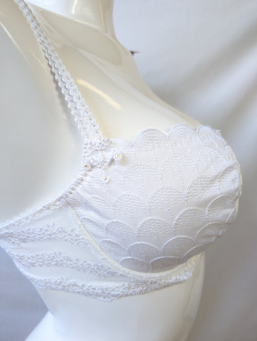 Maison Lejaby La Petite, a classic styled full cup bra. Color White. Style 08531. Side view.