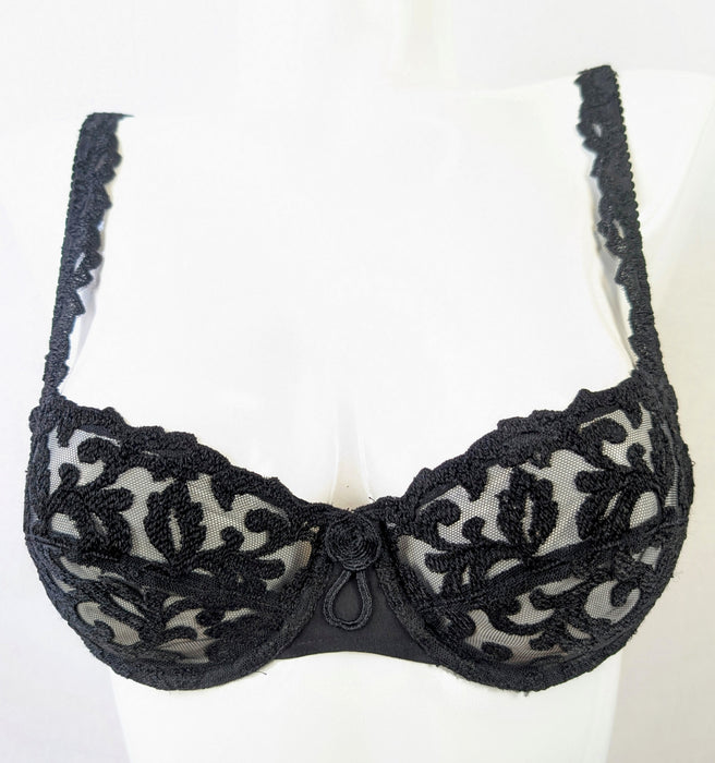 Marie Jo Louvre, a beautiful bra. Color Black. Style 101472. Front view.