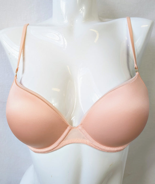 Marie Jo Undertones pushup bra uses a gradual increase in the foam to give you extra cleavage. On sale. Front view. Color Glossy Pink. Style 0102017.