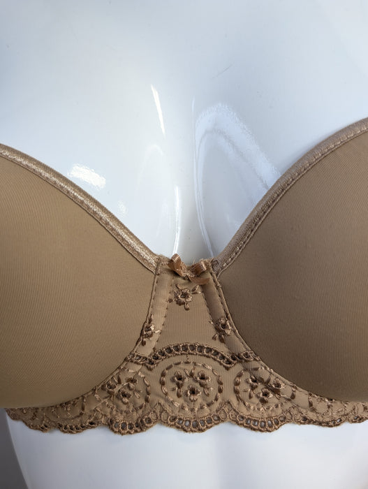 Passionata Nina, a strapless bra with a good hold. Color Beige. Style 4269. Gore view.