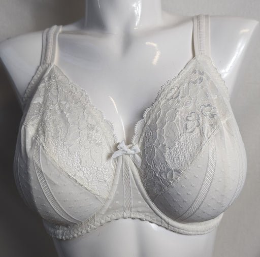 A premium Prima Donna bra, Couture, a full cup bra uses elastic lace for a comfortable fit. Color White. Style 0162581.