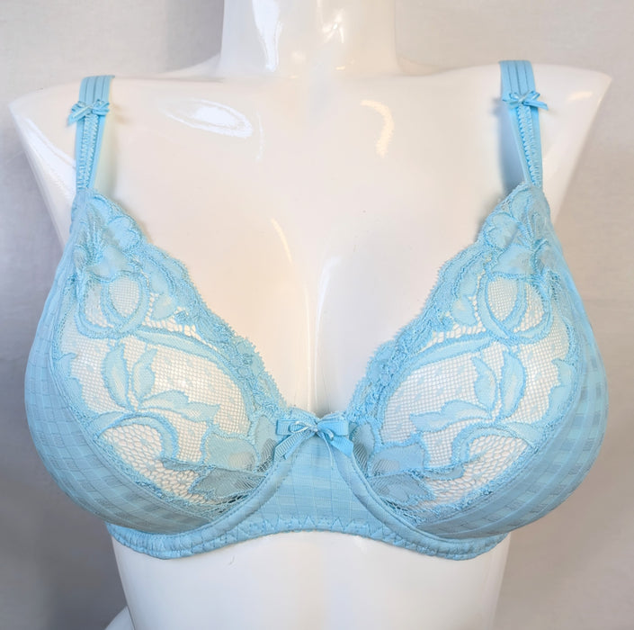 Prima Donna Madison in a plunge cut is a great comfortable bra ideal for dresses or everyday. Front view. Style 0262125. Color Blue Gel.