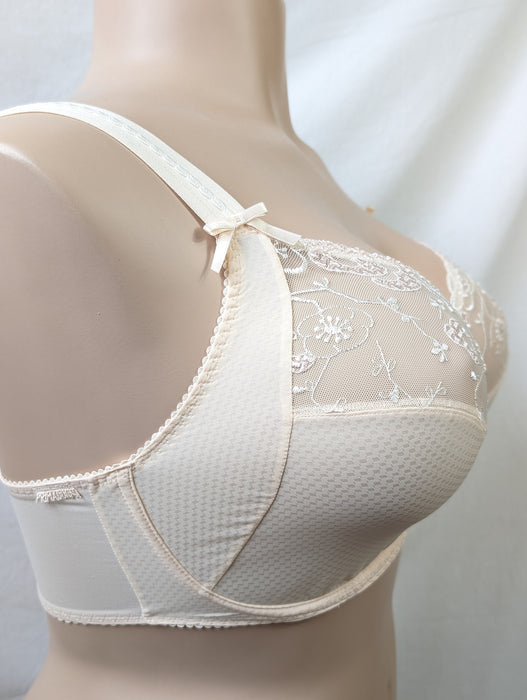 Prima Donna Pompadour, a hard to find full cup bra on sale. Style 0162551. Color Melba.