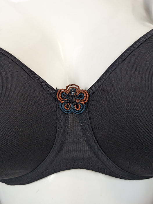 Prima Donna Rose, a beautiful spacer bra. Color Black. Style 0162086. Gore view.