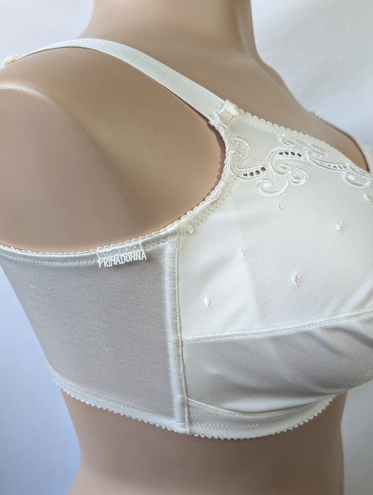 Prima Donna Sambal is a wonderful plus size wireless bra. Color White. Style 0161977.