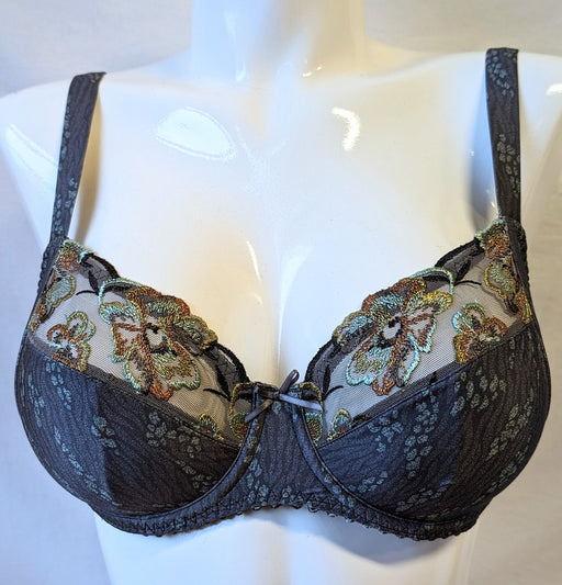 The Prima Donna Sevas is a great full cup bra that blends incredible performance and comfort with lots of style. Color Kitten Grey. Style 0163280.