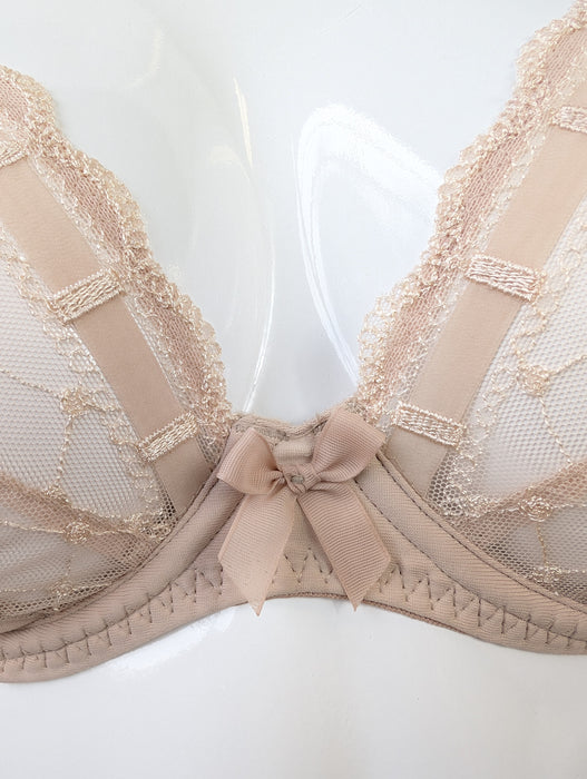 Prima Donna Twist A La Folie, a delightful plunge bra on sale. Color Caffe Latte. Style 0141126. Front view.