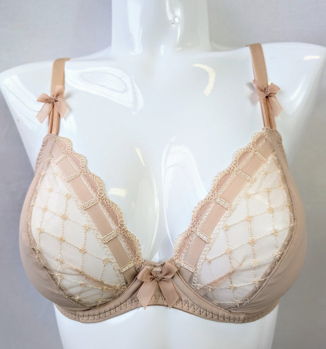 Prima Donna Twist A La Folie, a delightful plunge bra on sale. Color Caffe Latte. Style 0141126. Front view.