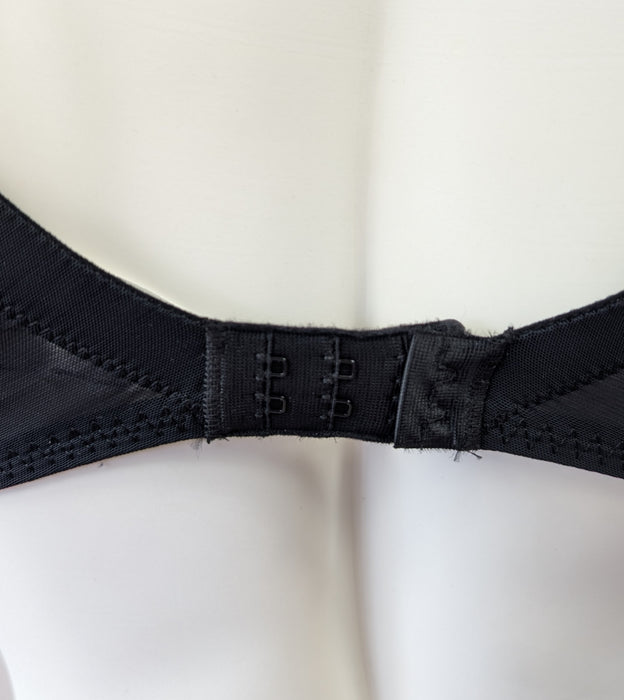 Prima Donna Twist Glass Beach, a beautiful bra for an ideal shape and hold. Color Black. Style 0242350. Back view.