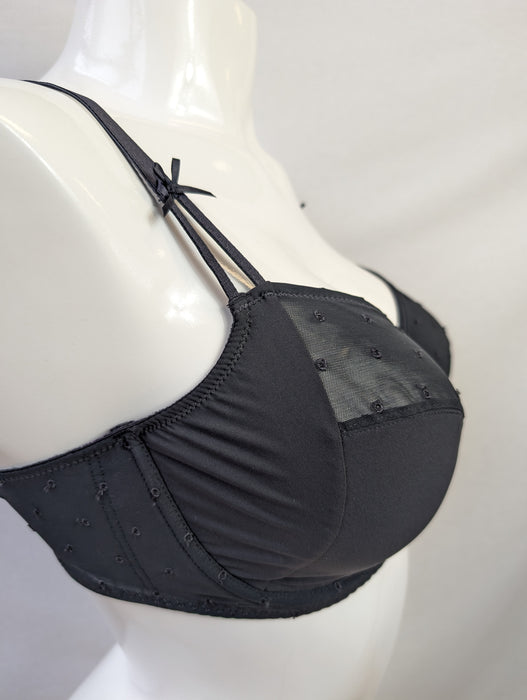 Prima Donna Twist, Possibly Maybe, one of the best looking full cup bras we have. Color Black. Style 0141200. Side view.