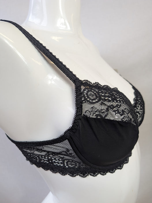 Princesse Tam Tam Frivo, a beautiful plunge bra with lots of coverage. Style 100. Color Black. Side view.