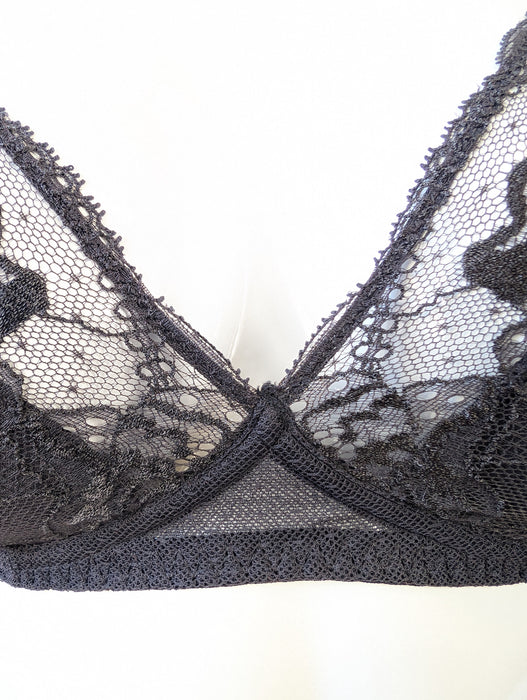 Simone Perele Promesse, a comfortable wireless bra on sale. Color Anthracite. Style 12H210. Gore view.