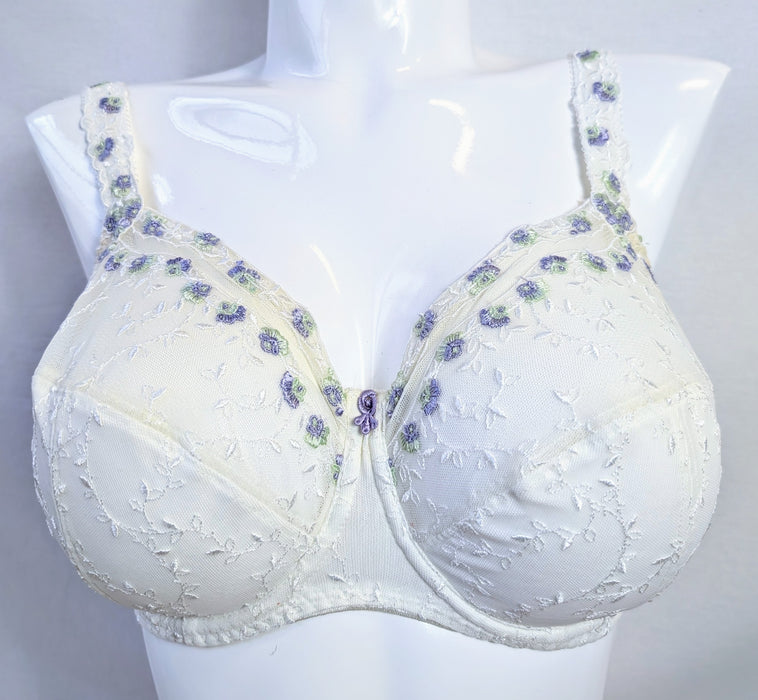 Ulla Jasmin, a comfort full cup bra. Style 2625. Color Ivory. Front view. 