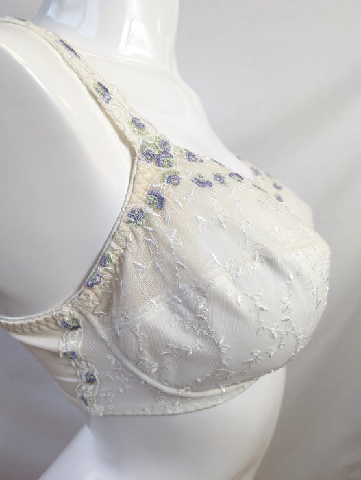 Ulla Jasmin, a comfort full cup bra. Style 2625. Color Ivory. Side view. 